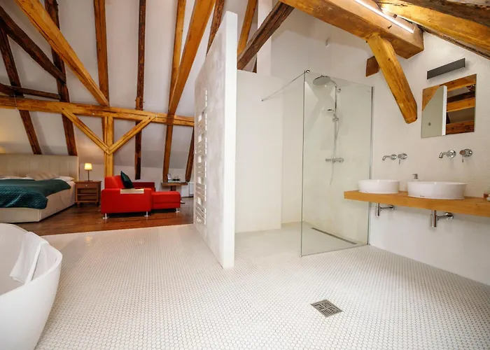 מלון Svambersky Dum