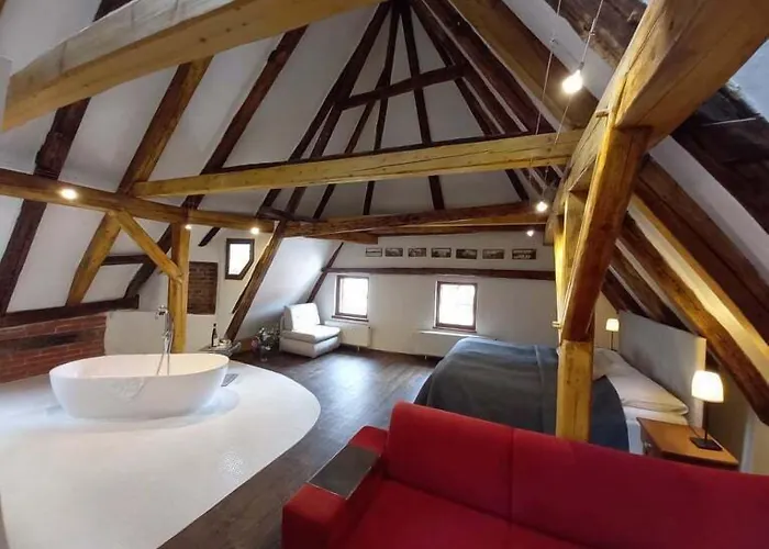 Svambersky Dum מלון 3*