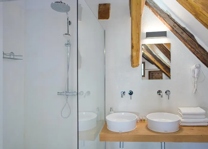 מלון Svambersky Dum